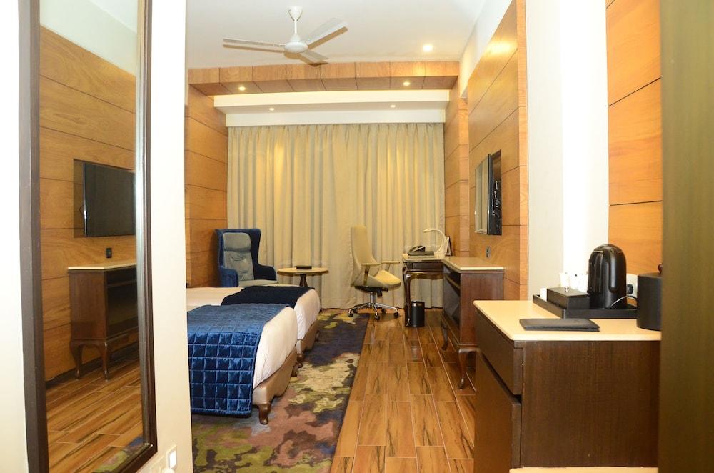 Radisson Chandigarh Zirakpur Eksteriør bilde A room at the hotel