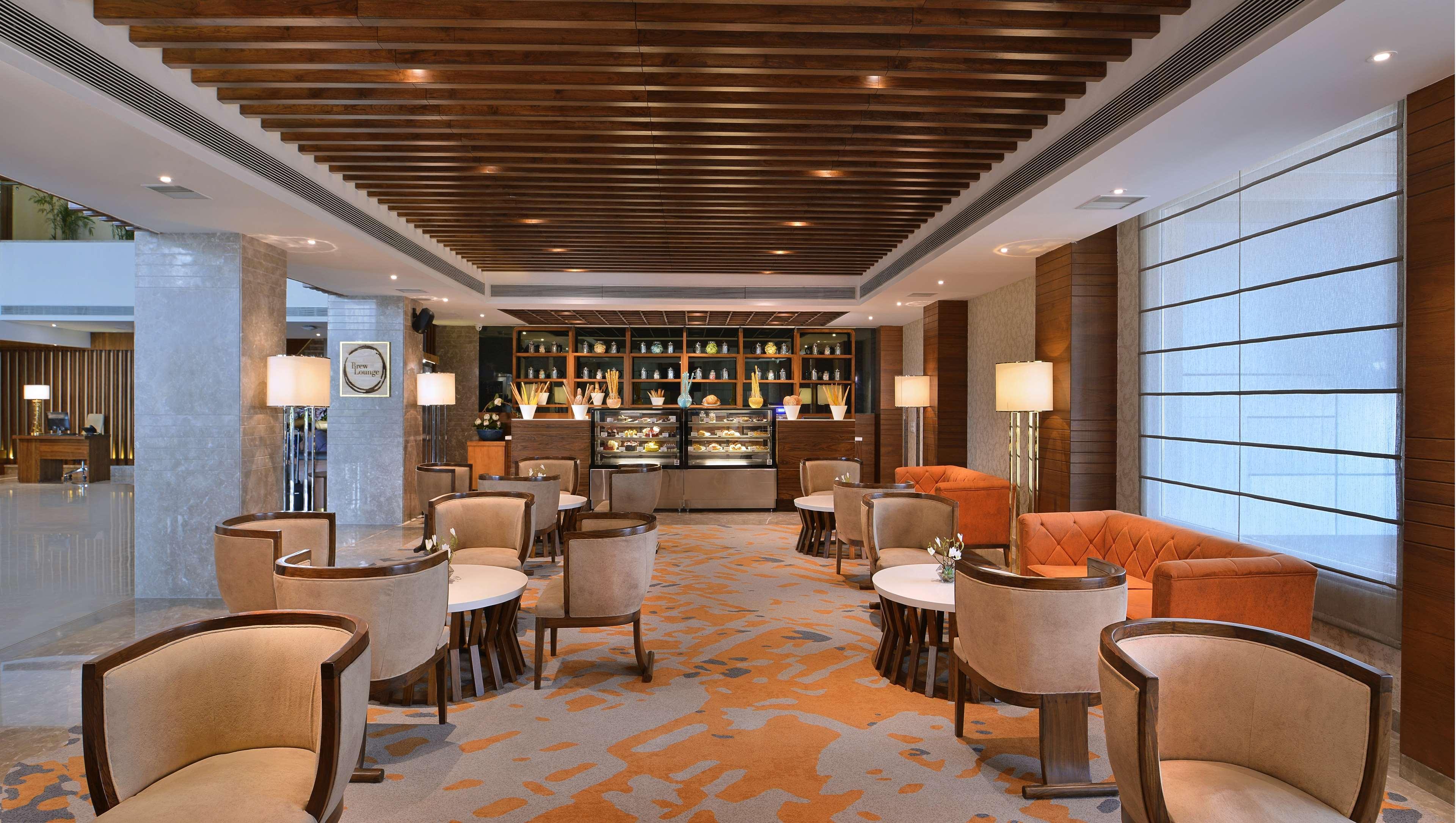 Radisson Chandigarh Zirakpur Eksteriør bilde The Lounge at the airport