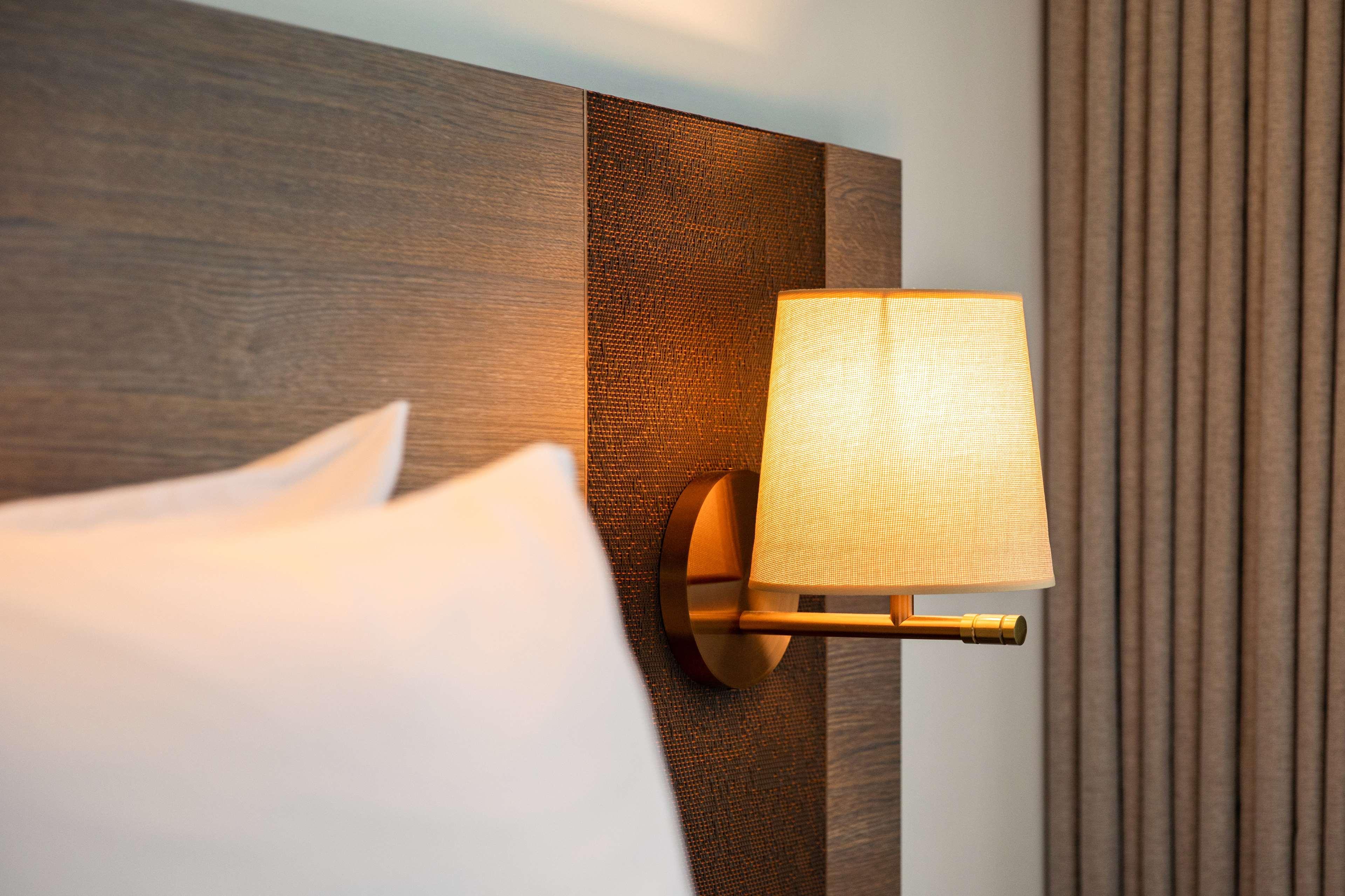 Radisson Chandigarh Zirakpur Eksteriør bilde A wall light
