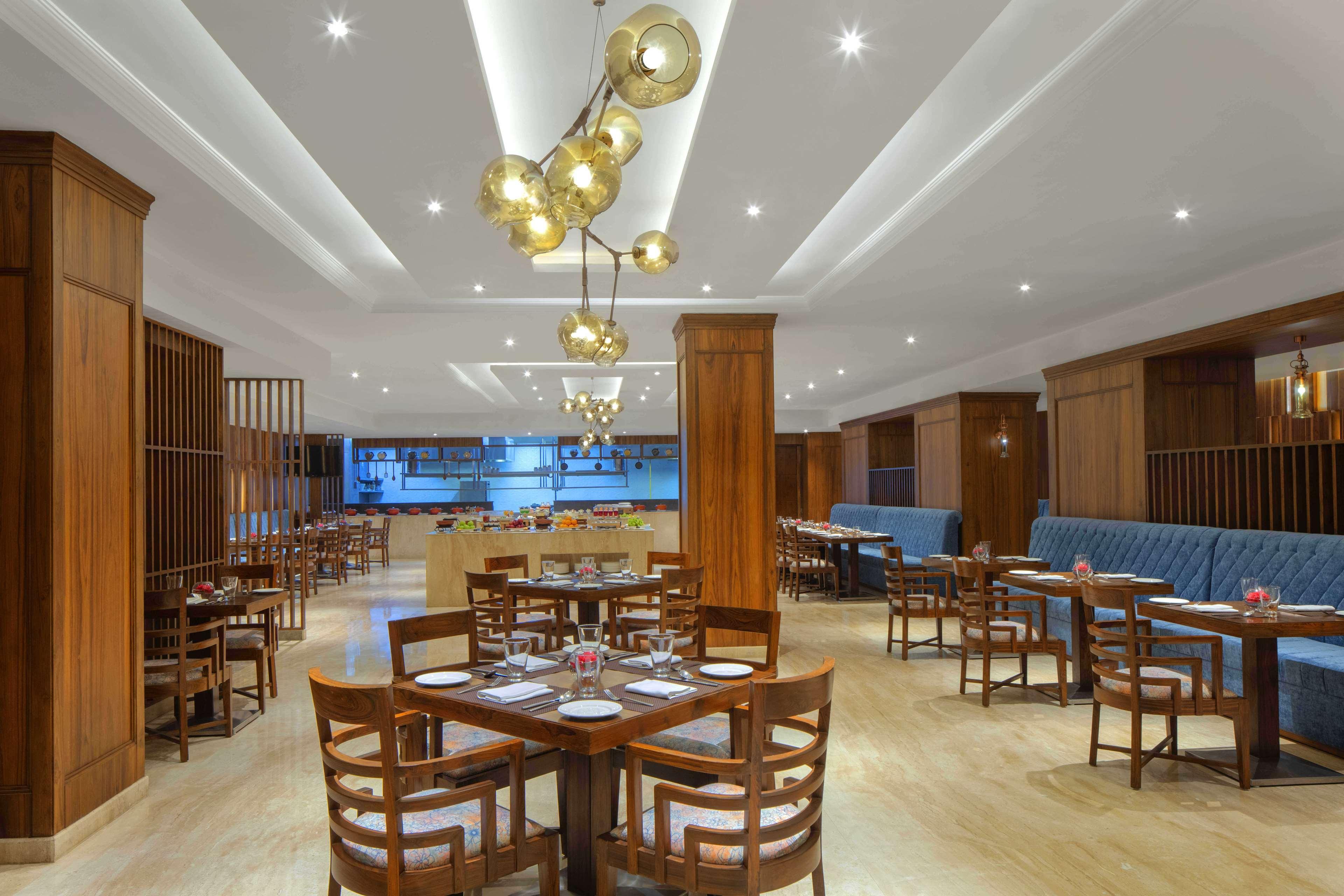 Radisson Chandigarh Zirakpur Eksteriør bilde The restaurant