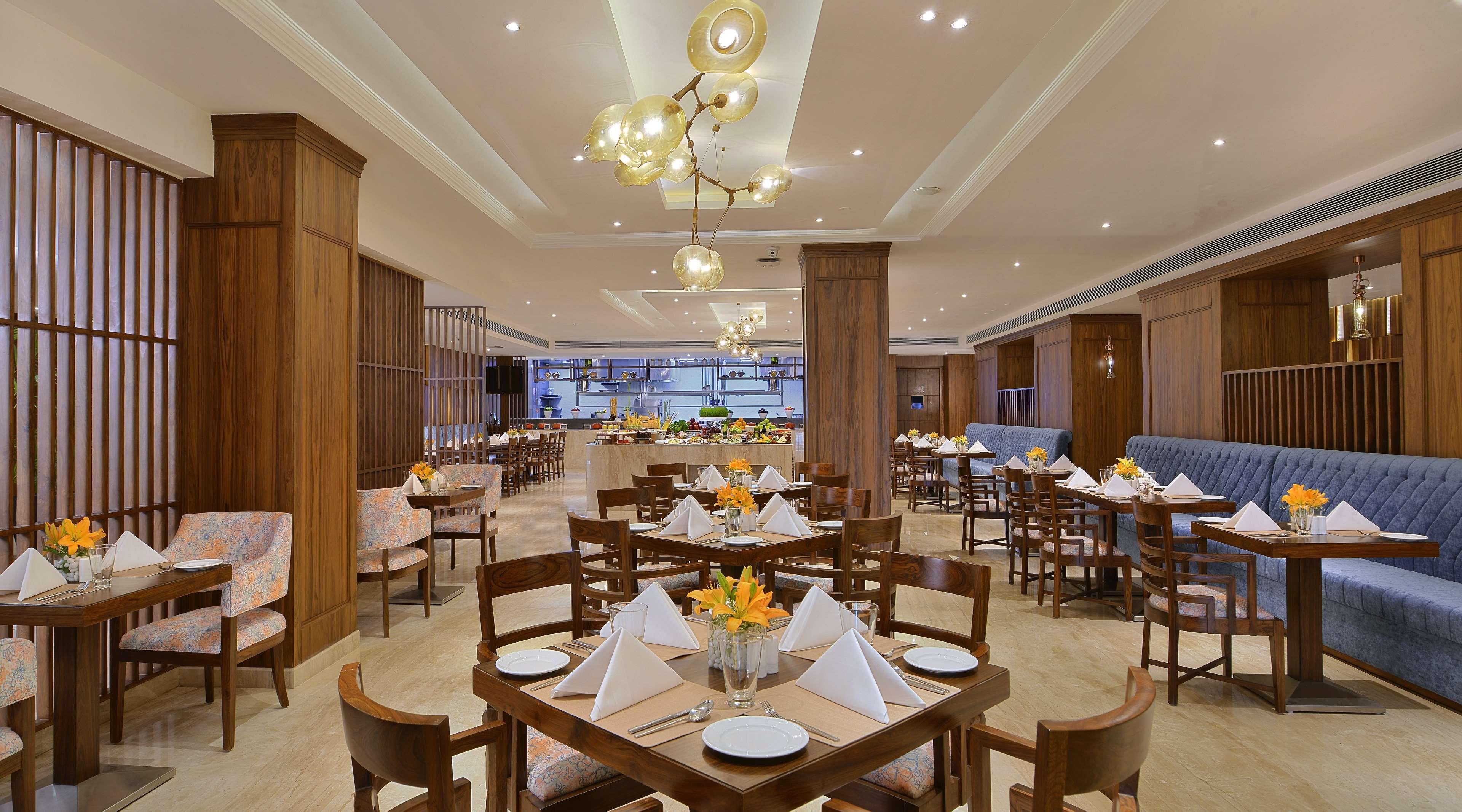 Radisson Chandigarh Zirakpur Eksteriør bilde The restaurant at the hotel