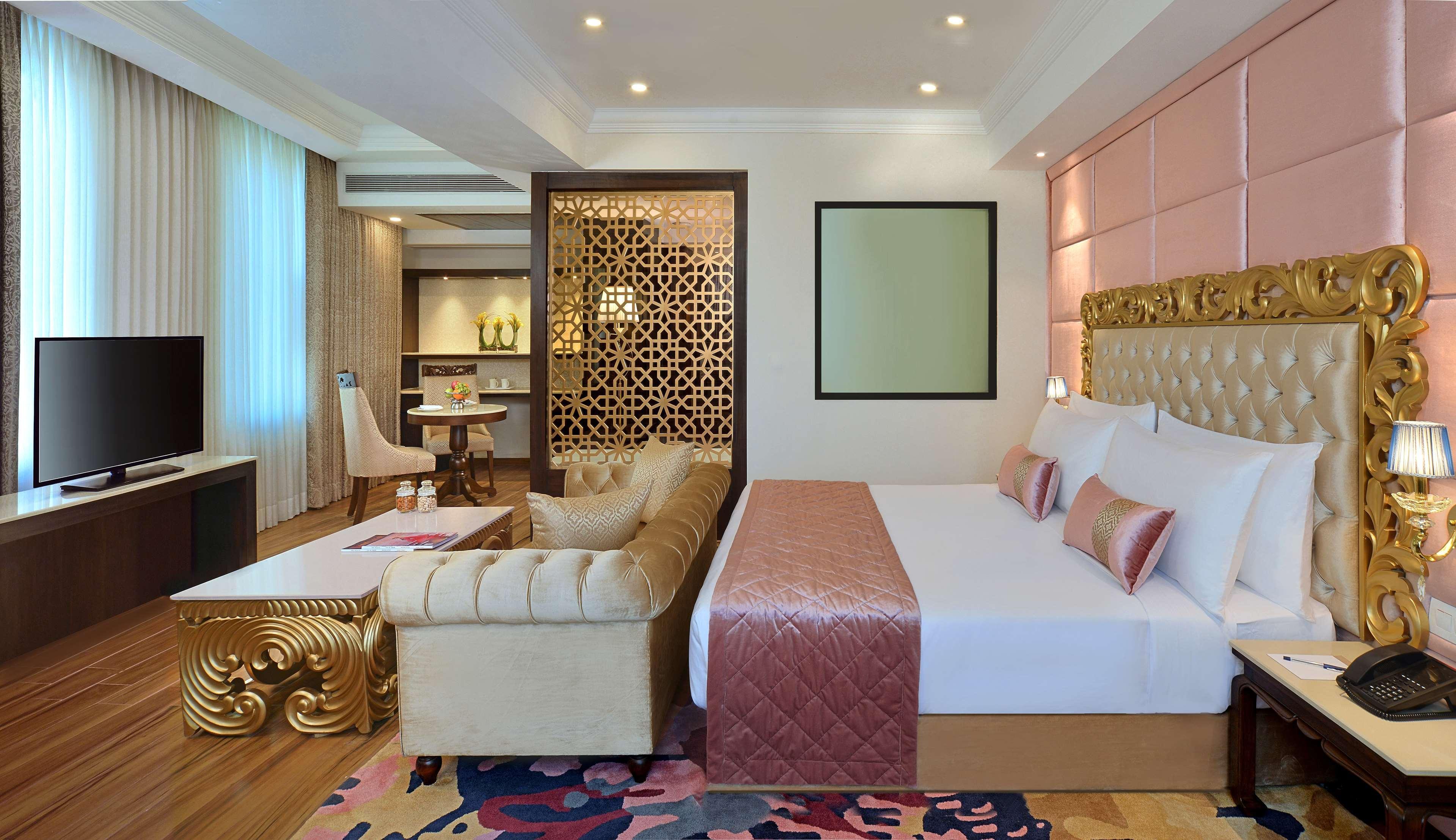 Radisson Chandigarh Zirakpur Eksteriør bilde A suite at the Taj Bengal