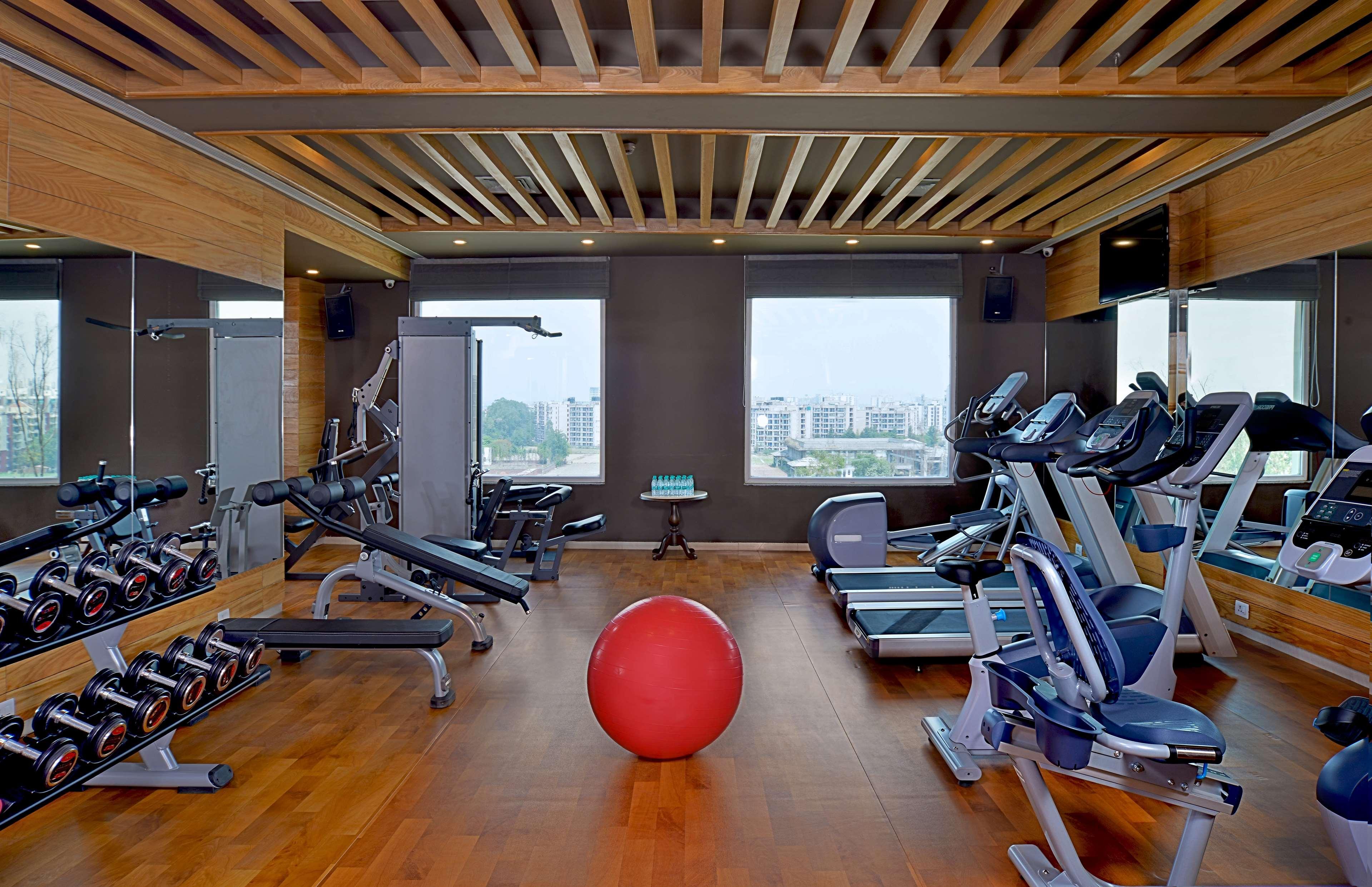 Radisson Chandigarh Zirakpur Eksteriør bilde The gym at the hotel