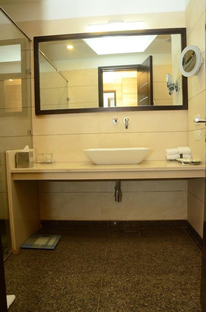 Radisson Chandigarh Zirakpur Eksteriør bilde Bathroom