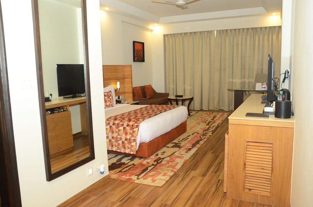 Radisson Chandigarh Zirakpur Eksteriør bilde A room at the hotel