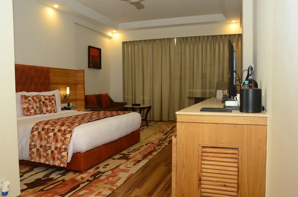 Radisson Chandigarh Zirakpur Eksteriør bilde A room at the hotel