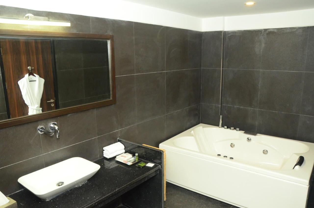Radisson Chandigarh Zirakpur Rom bilde Bathroom