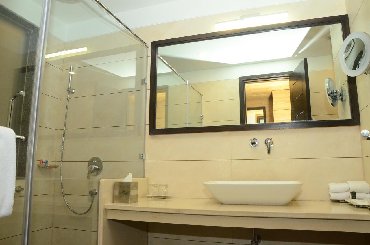 Radisson Chandigarh Zirakpur Eksteriør bilde Bathroom